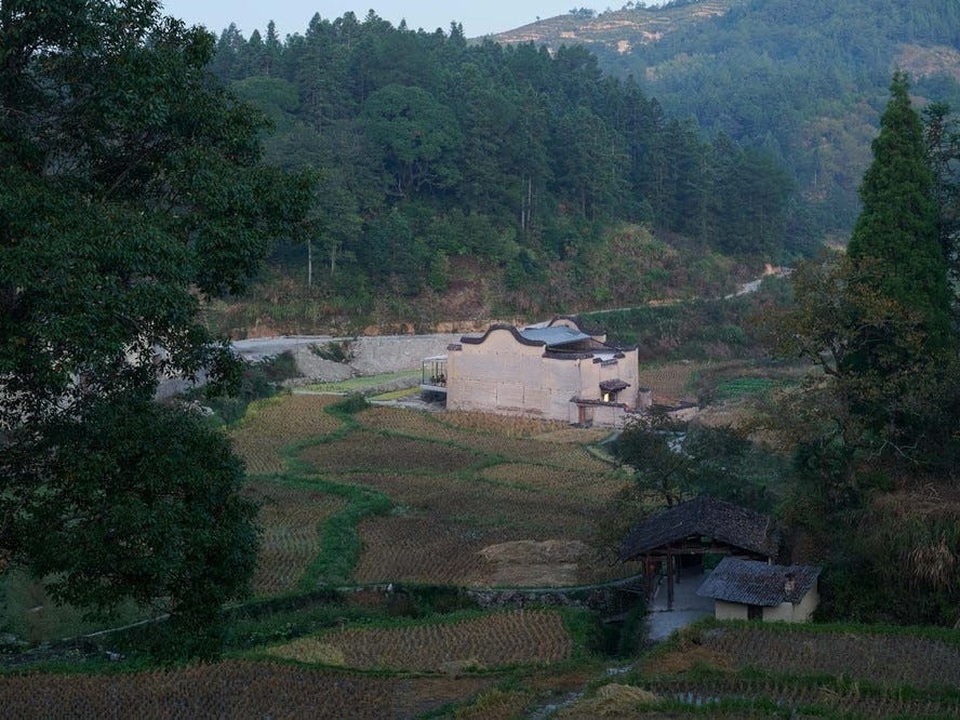 Quán cà phê kiêm hiệu sách, nằm giữa cánh đồng ở ngôi làng cổ 800 năm tuổi - 2