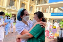 Hàng trăm thầy thuốc Thủ đô tiếp tục chi viện miền Nam chống dịch