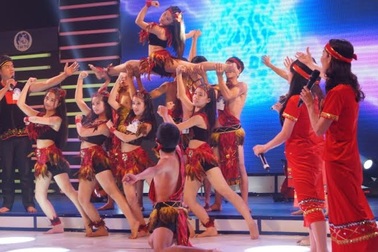 Chí Trung bị “đốt cháy” bởi gia đình tài tử