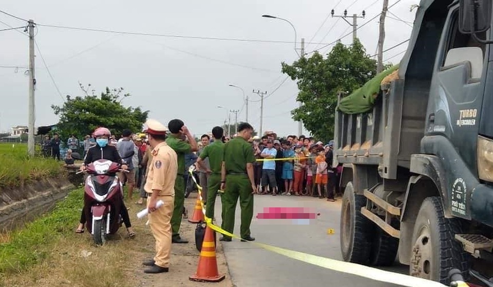 Người lớn quên đóng cổng, bé gái chạy ra đường bị xe tông tử vong - 1 Người lớn quên đóng cổng, bé gái chạy ra đường bị xe tông tử vong - 1