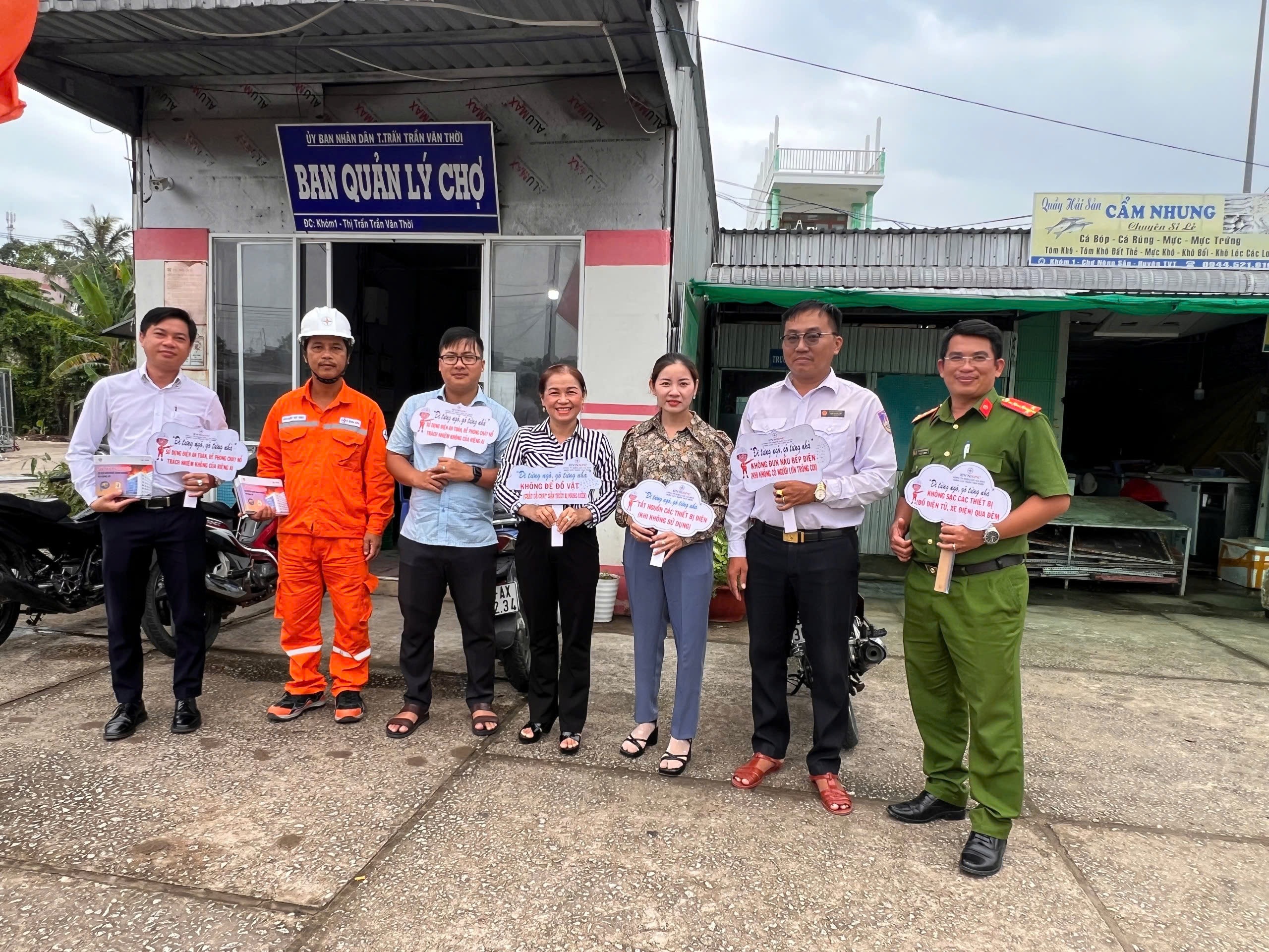 Ði từng ngõ, gõ từng nhà tuyên truyền, hướng dẫn sử dụng điện, đề phòng cháy nổ