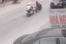 Hai nữ sinh thoát chết nhờ cú đánh lái "thần sầu" của tài xế xe tải