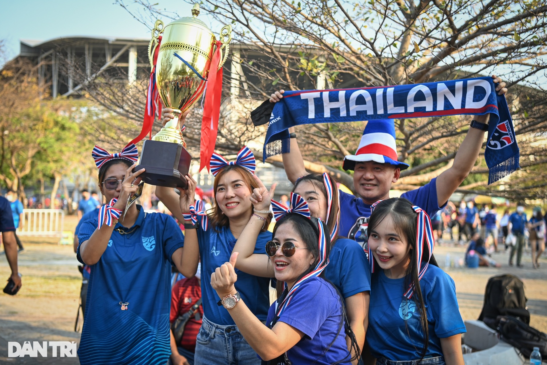 CĐV Thái Lan ngất trên khán đài, nhanh chóng lên cáng ra xe cứu thương - 2 CĐV Thái Lan ngất trên khán đài, nhanh chóng lên cáng ra xe cứu thương - 2