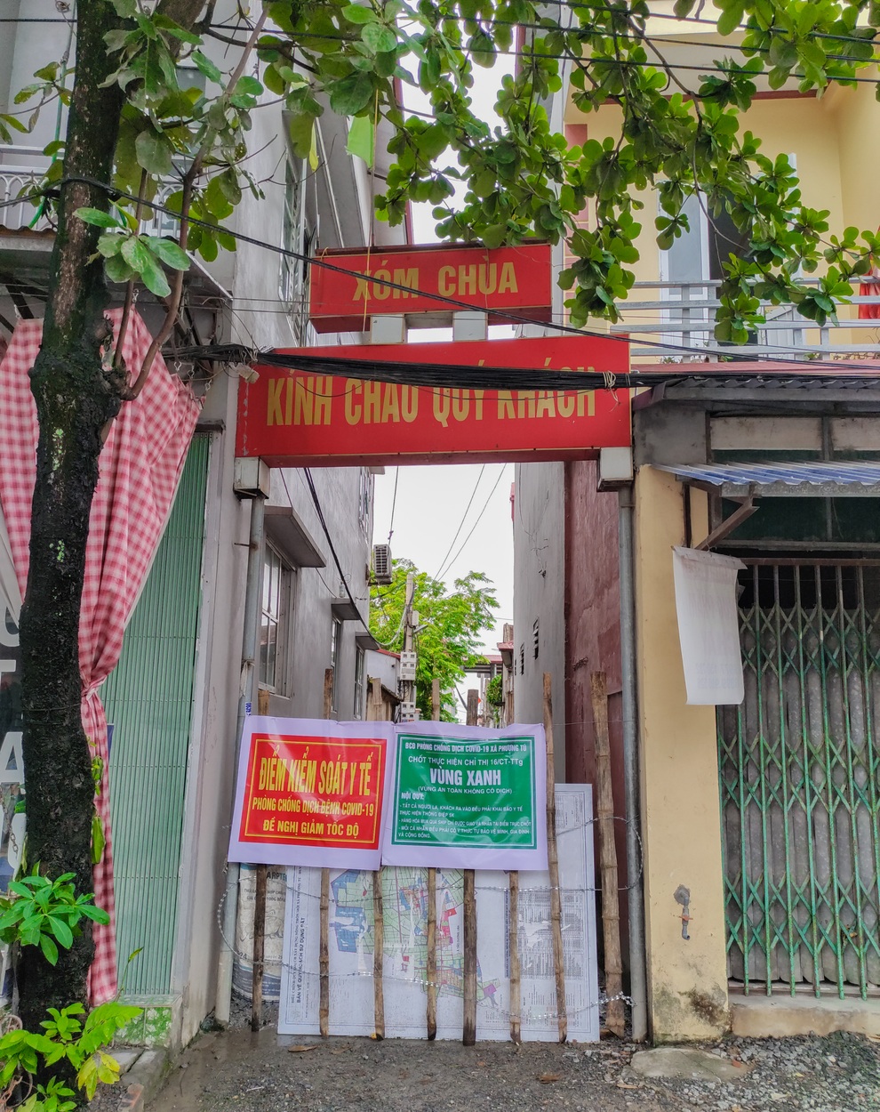 Cổng làng ở ngoại thành Hà Nội hóa chốt vùng xanh bảo vệ dân làng - 9 Cổng làng ở ngoại thành Hà Nội hóa chốt vùng xanh bảo vệ dân làng - 9