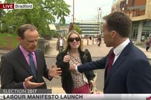 Tranh cãi chuyện phóng viên BBC “sờ ngực” phụ nữ trên truyền hình trực tiếp