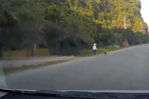 Để mặc con chạy sang đường, bà mẹ suýt ôm hận cả đời