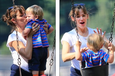 Nữ diễn viên phim “Bí danh” vui vẻ bên các con