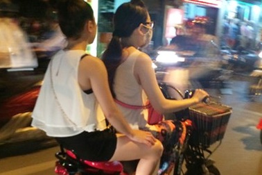 Thiếu nữ Hà thành mặc mát mẻ “giải nhiệt” ngày nóng