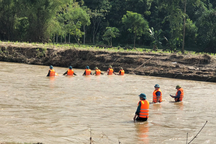 2 học sinh bị lũ cuốn trôi giữa đêm