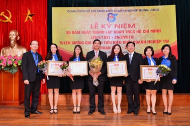 Đoàn khối DNTW trao kỷ niệm chương "Vì thế hệ trẻ"