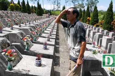 Tiếng khóc nghẹn của cựu binh Vị Xuyên tìm mộ đồng đội