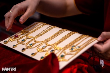 Giá vàng miếng quanh mốc 121 triệu đồng/lượng