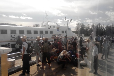 Tàu đi Phú Quốc hỏng máy trong cơn giông, hàng trăm người hoảng loạn