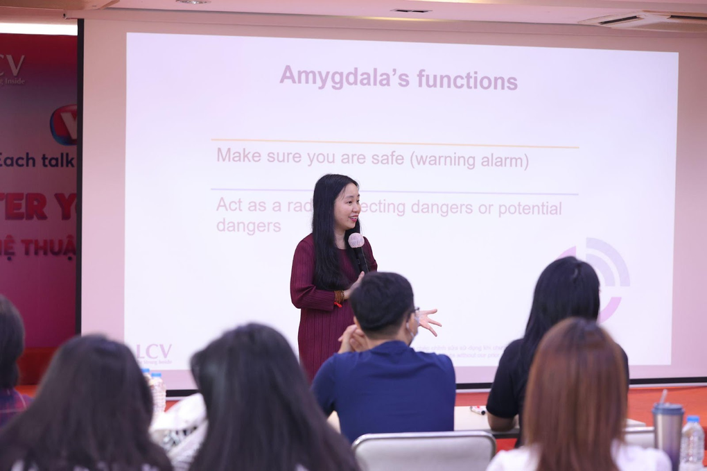 VUS tổ chức giao lưu tiếng Anh về EQ - trí thông minh cảm xúc - 1 VUS tổ chức giao lưu tiếng Anh về EQ - trí thông minh cảm xúc - 1