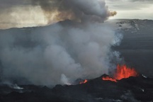 Núi lửa phun trào sau động đất  7 độ ở Nga