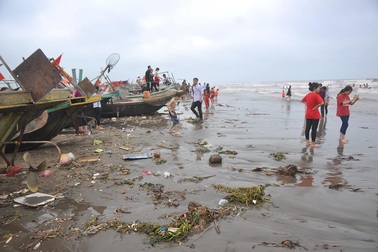 Choáng cảnh rác thải ngập tràn nhà thờ đổ Nam Định sau kỳ nghỉ lễ