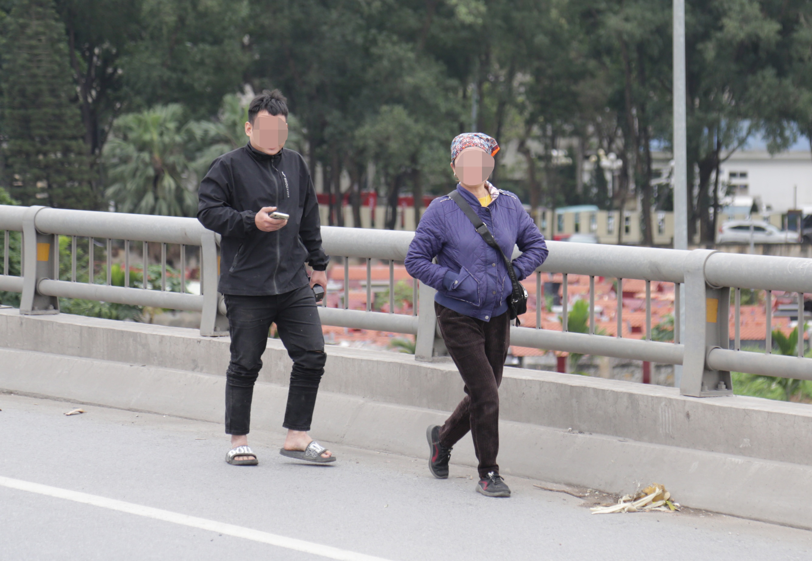 Tài xế xe ôm lên vành đai 3 trên cao bắt khách, đâm vỡ đèn ô tô biển xanh - 14