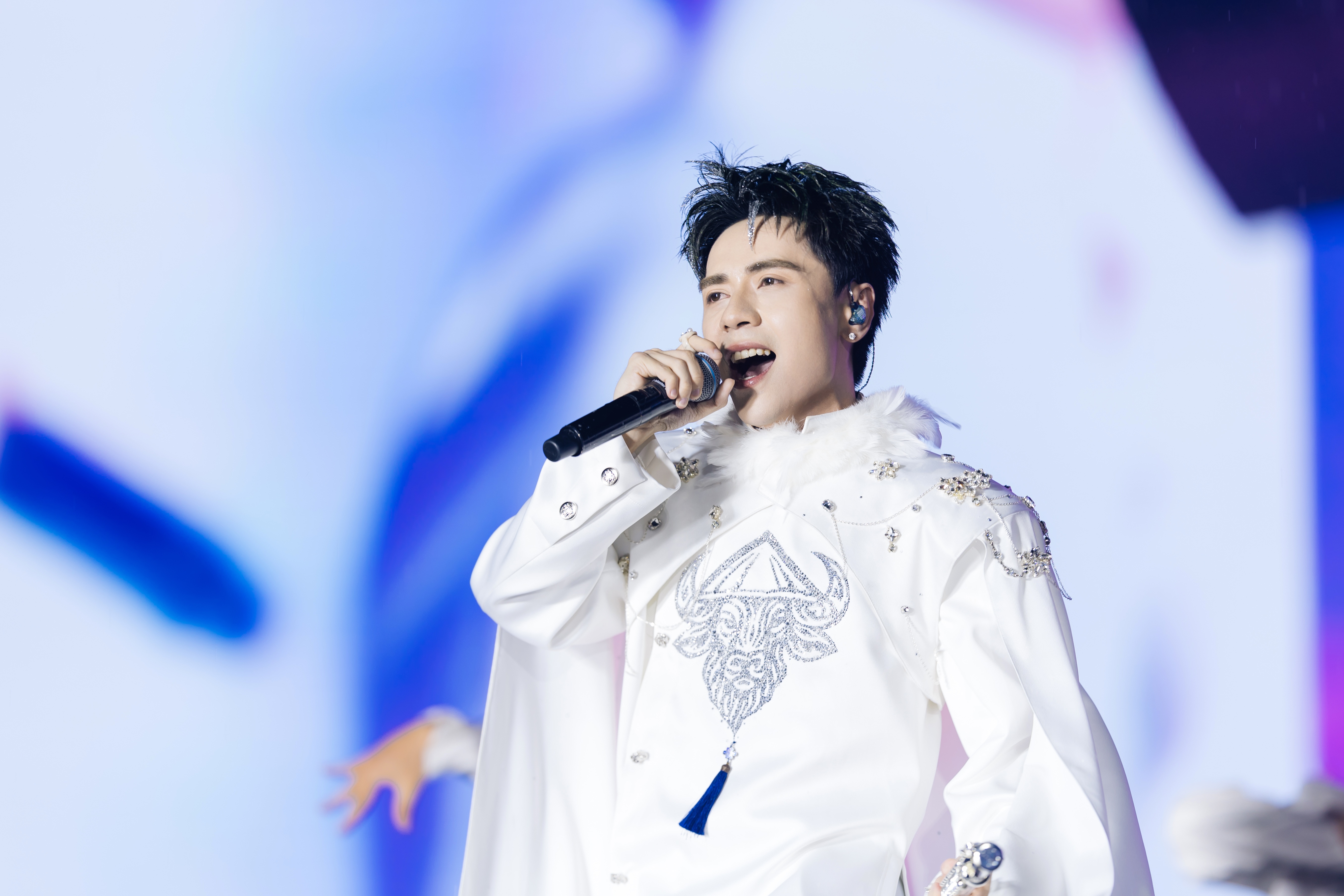 Khoảnh khắc ấn tượng của G-Dragon tại sân Mỹ Đình khiến người hâm mộ phấn khích - 5