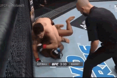 Võ sĩ điên cuồng lao vào tấn công khiến đối thủ không thể gượng dậy