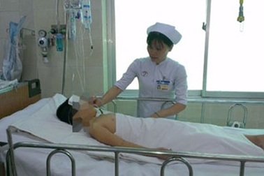 Nhảy đệm lò xo, bé trai lộn qua cửa sổ rơi xuống tầng