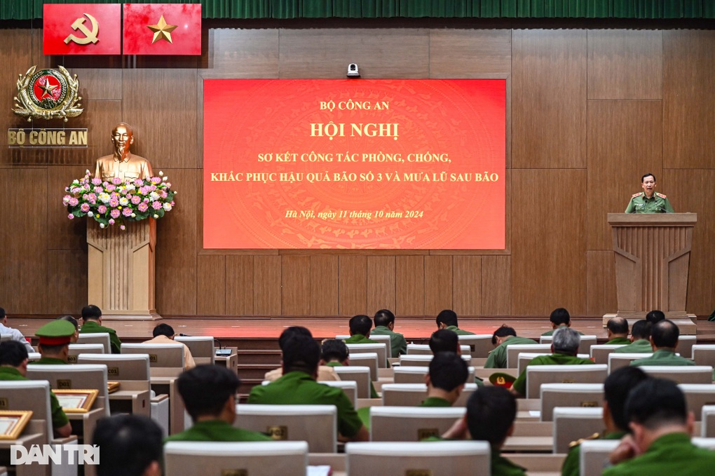 Công an lao vào tuyến đầu, khắc phục hậu quả bão lũ để cứu dân - 1 Công an lao vào tuyến đầu, khắc phục hậu quả bão lũ để cứu dân - 1