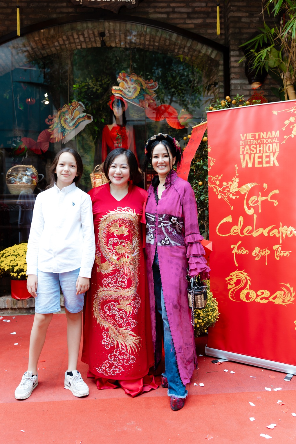 Diva Hồng Nhung đưa con trai du xuân, diện mạo quý tử gây chú ý - 3 Diva Hồng Nhung đưa con trai du xuân, diện mạo quý tử gây chú ý - 3