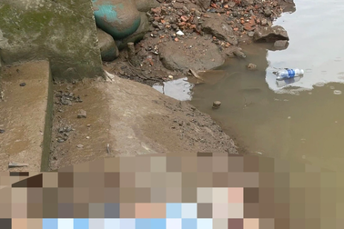 Người đàn ông tử vong ở bờ kè, tay cầm ống kim tiêm