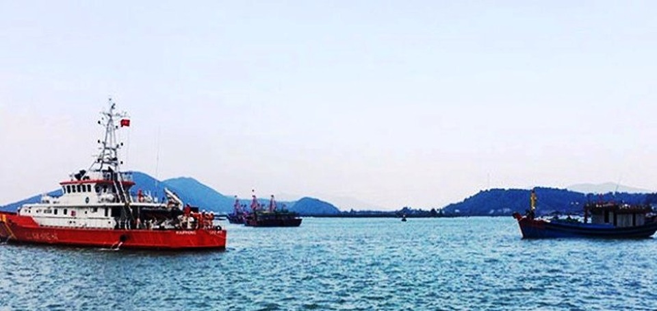 Lai dắt tàu cá gặp nạn cùng 6 thuyền viên vào bờ an toàn - 1 Lai dắt tàu cá gặp nạn cùng 6 thuyền viên vào bờ an toàn - 1