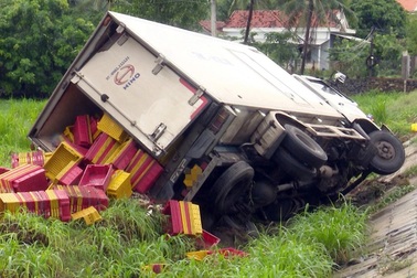 Đang dắt xe máy thì bị xe đông lạnh tông tử vong