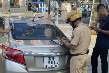 Tài xế liên tục đỗ ô tô ngược chiều, người dân báo với Cục trưởng CSGT