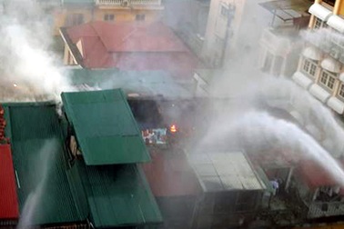 Hà Nội: Hỏa hoạn tại khu tập thể cũ trên phố Trần Quốc Toản