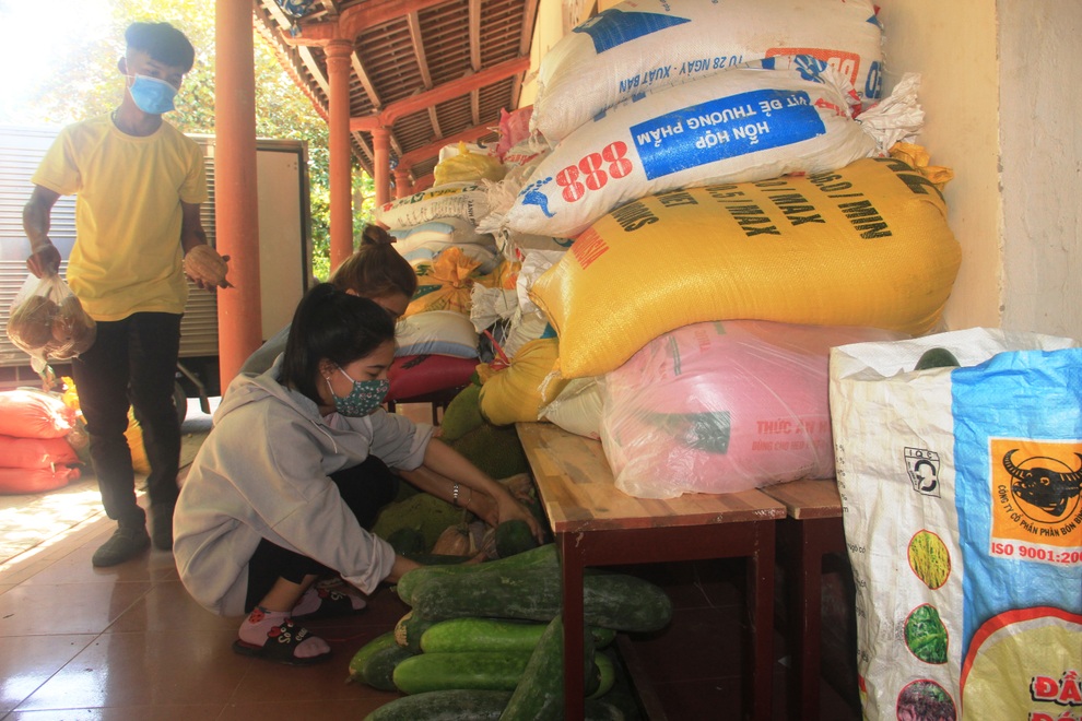 Người dân vùng lũ Quảng Trị gom nghĩa tình gửi vào TP Hồ Chí Minh - 2 Người dân vùng lũ Quảng Trị gom nghĩa tình gửi vào TP Hồ Chí Minh - 2