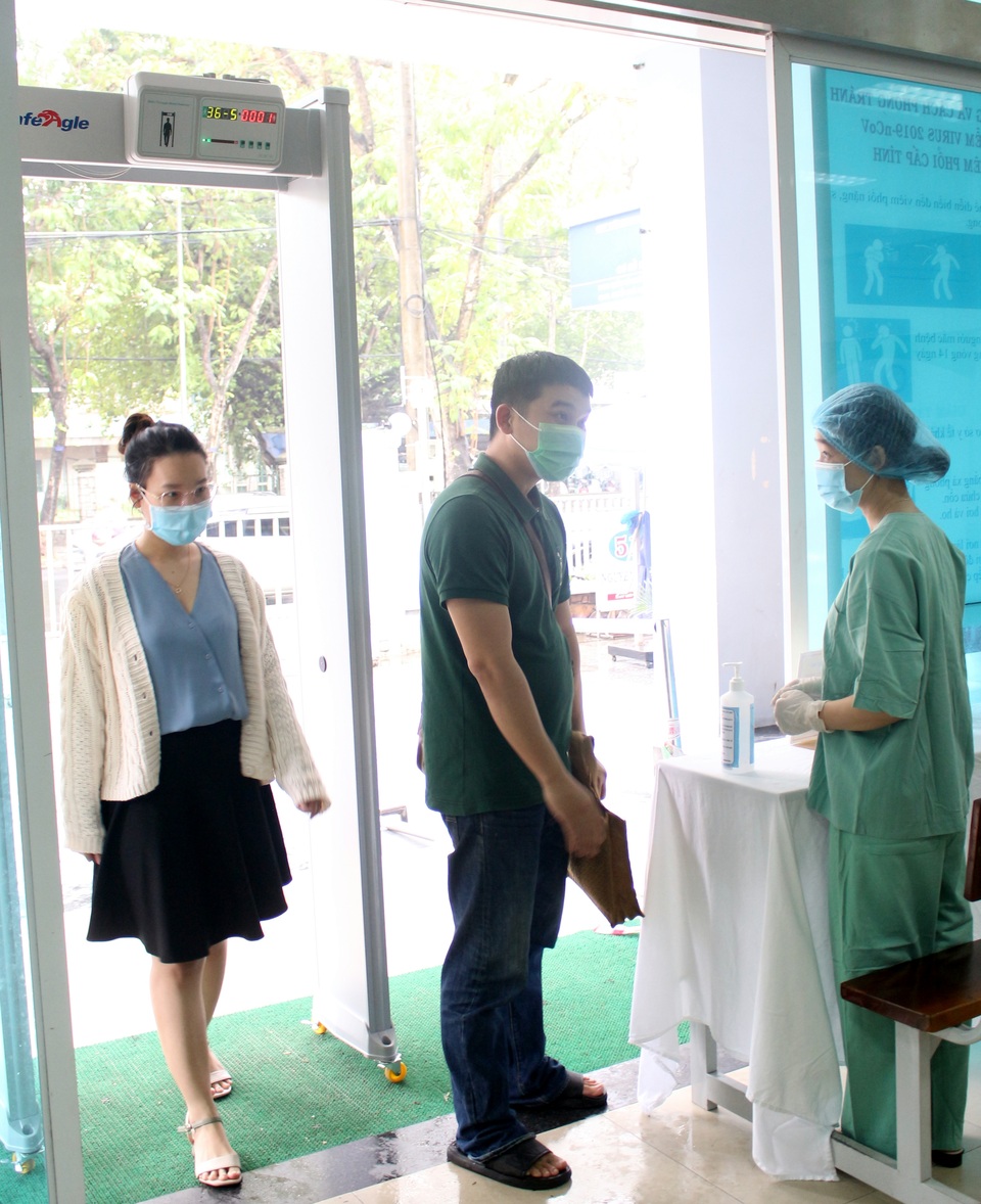 Dùng máy đo nhiệt độ cơ thể không tiếp xúc để sàng lọc Covid-19 - 1 Dùng máy đo nhiệt độ cơ thể không tiếp xúc để sàng lọc Covid-19 - 1
