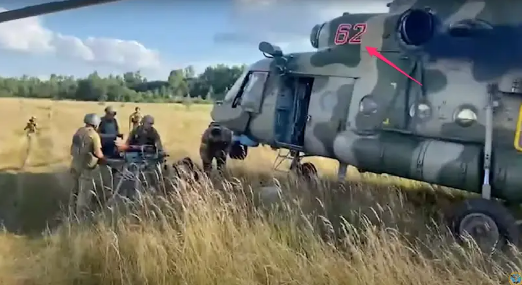 Ông Zelensky chụp ảnh trước trực thăng Mi-8 nghi đào thoát từ Nga - 2 Ông Zelensky chụp ảnh trước trực thăng Mi-8 nghi đào thoát từ Nga - 2