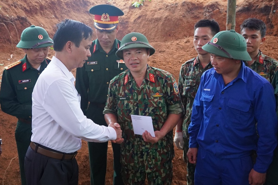 Quảng Trị: Phát hiện, cất bốc 12 hài cốt liệt sĩ ở chiến khu Ba Lòng - 2 Quảng Trị: Phát hiện, cất bốc 12 hài cốt liệt sĩ ở chiến khu Ba Lòng - 2