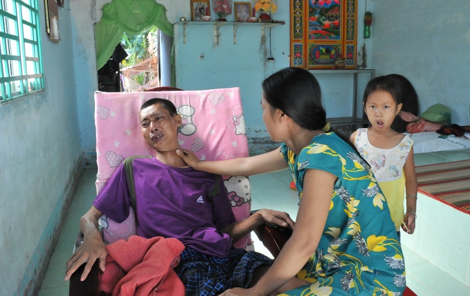 Người cha trẻ trước khi chết chỉ lo các con sẽ không được ăn học - 1 Người cha trẻ trước khi chết chỉ lo các con sẽ không được ăn học - 1