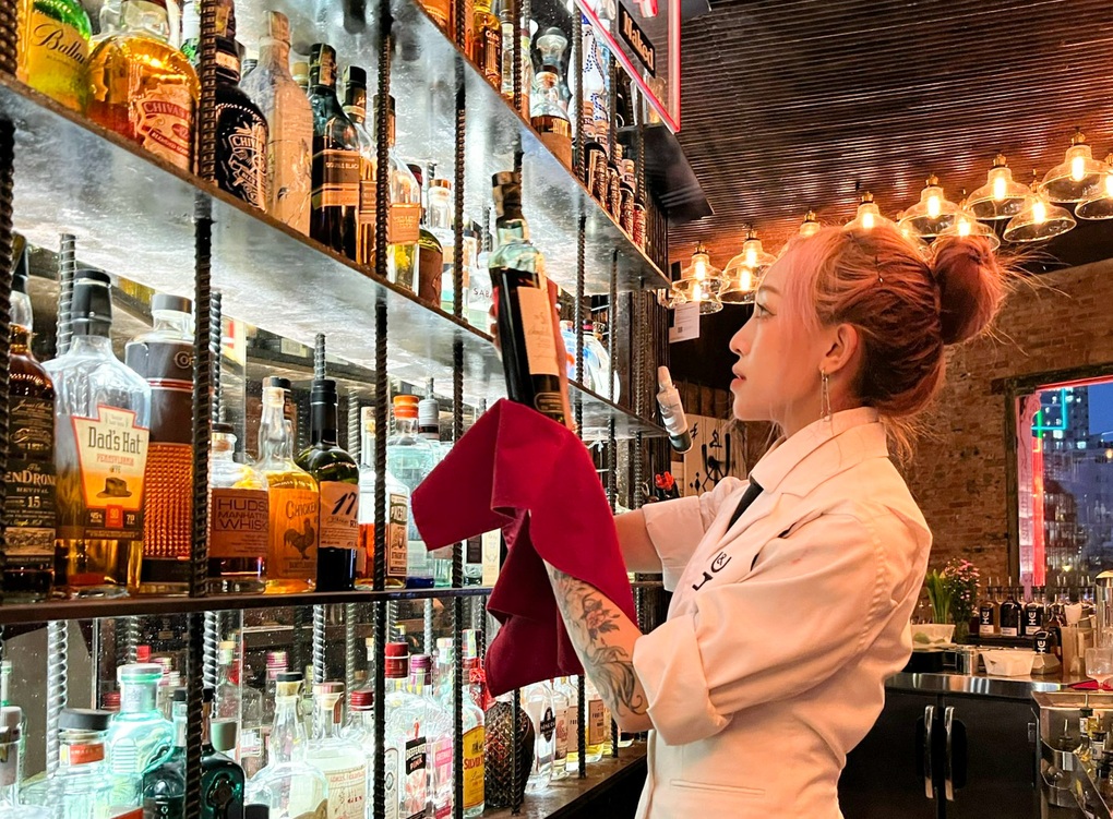 Nữ bartender triệu view, pha rượu như múa: Làm gì khi khách mời bay? - 6 Nữ bartender triệu view, pha rượu như múa: Làm gì khi khách mời bay? - 6
