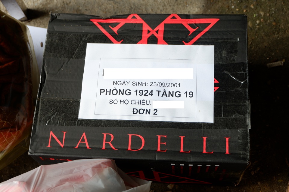 Hà Nội: Phát hiện cả bia, lò vi sóng trong thùng tiếp tế vào khu cách ly - 6 Hà Nội: Phát hiện cả bia, lò vi sóng trong thùng tiếp tế vào khu cách ly - 6
