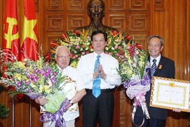 Trao huy hiệu Đảng cho hai vị lão thành cách mạng