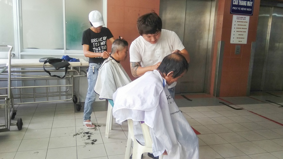 Nhóm bạn trẻ cắt tóc miễn phí cho bệnh nhân - 1 Nhóm bạn trẻ cắt tóc miễn phí cho bệnh nhân - 1