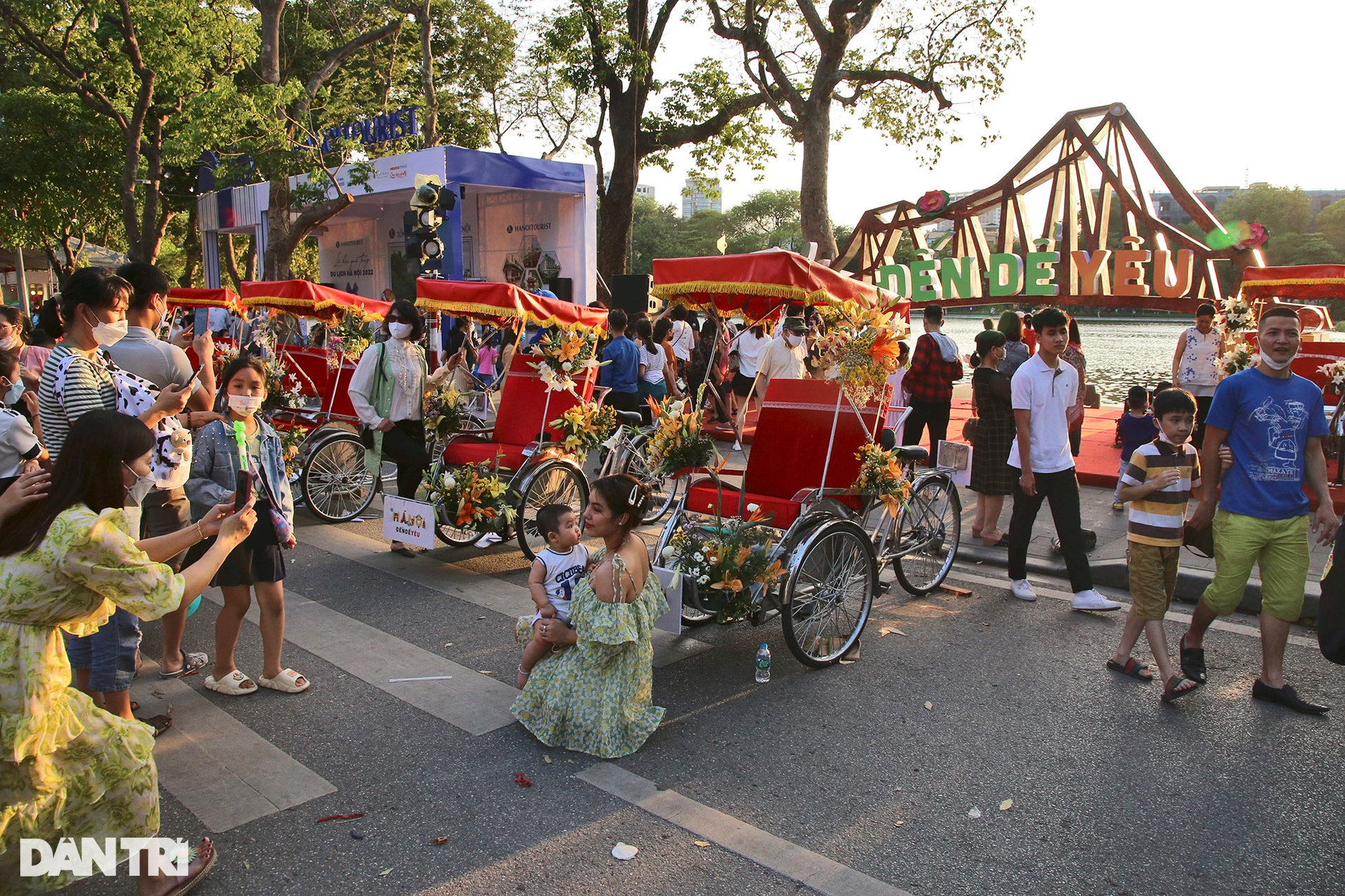 Thời tiết tuyệt đẹp, phố đi bộ quanh Hồ Gươm đông kín khách - 5