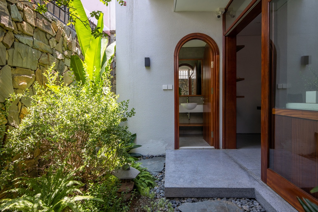 Ngôi nhà lệch tầng như resort thu nhỏ của vợ chồng trẻ Hà Nội - 11