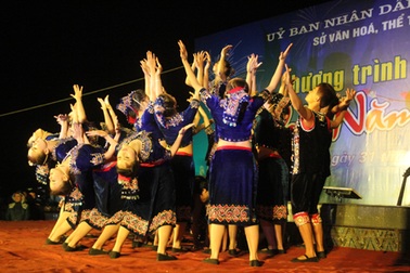 Hàng ngàn người đón năm mới trong giá rét 