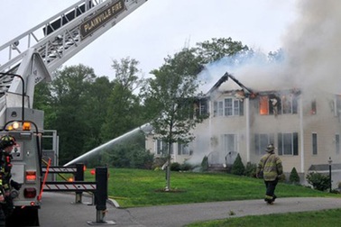 Mỹ: Máy bay đâm trúng nhà dân, 3 người chết