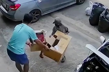 2 em bé nhặt ve chai lễ phép khiến nhiều người cảm động