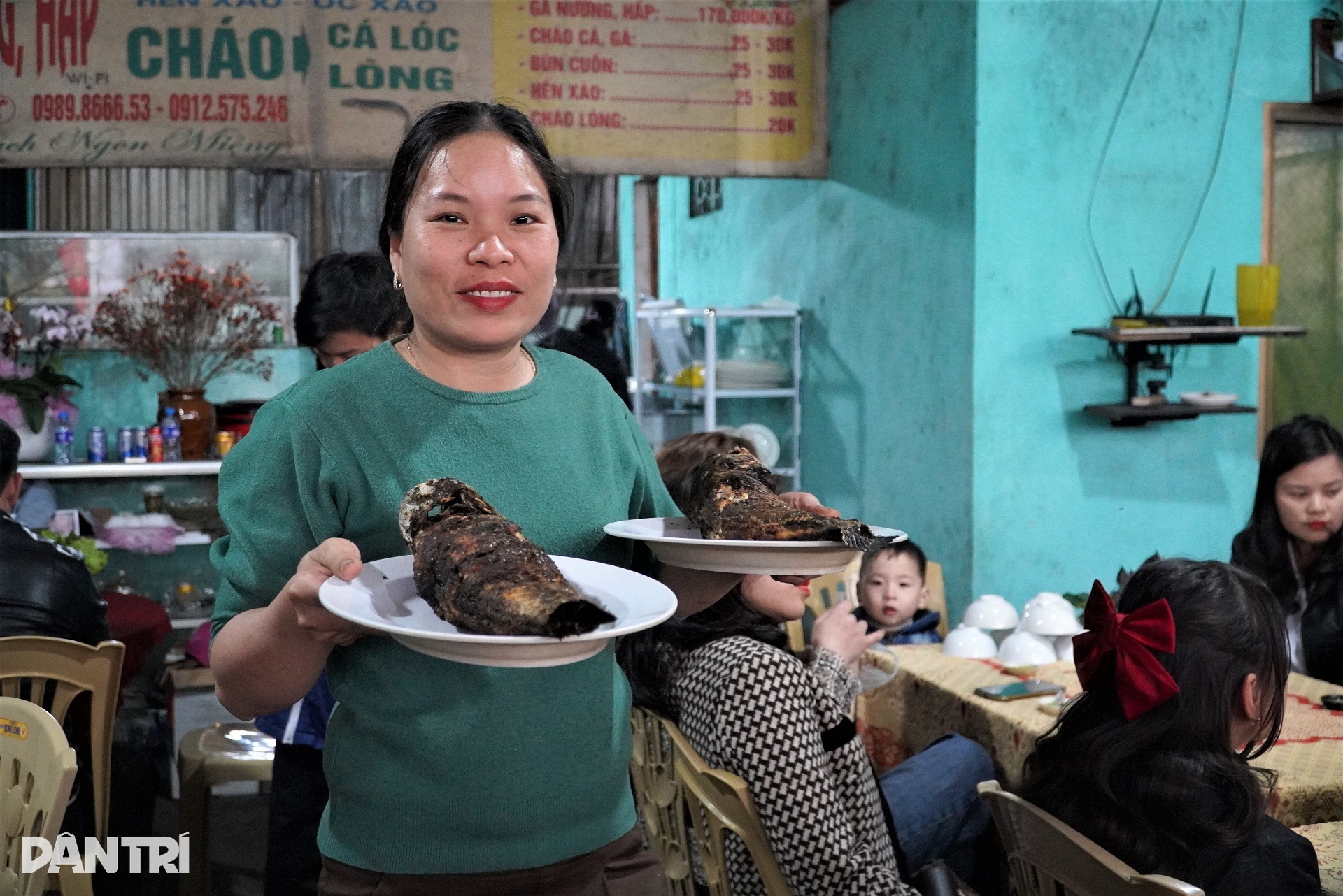 Ông chủ trẻ hốt bạc nhờ tuyệt chiêu nướng cá, ngày bán trăm con - 10 Ông chủ trẻ hốt bạc nhờ tuyệt chiêu nướng cá, ngày bán trăm con - 10