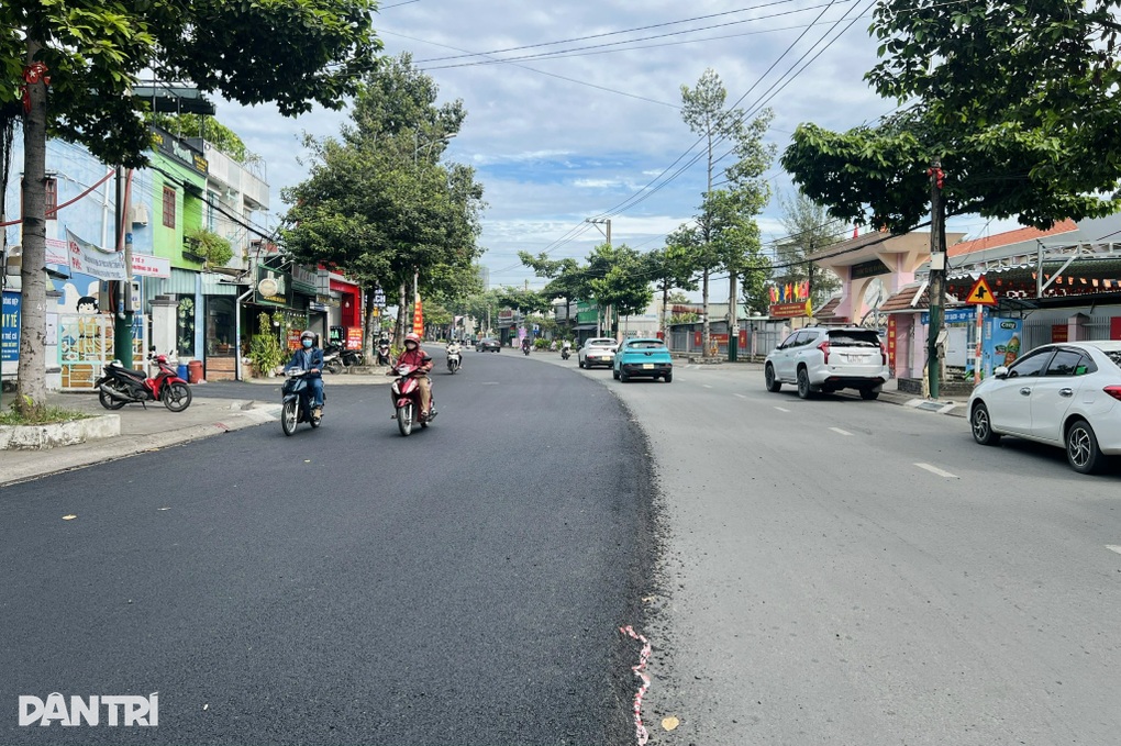 Làm hố ga nhô cao chờ nâng đường, nhiều người bị té ngã ở TPHCM - 4