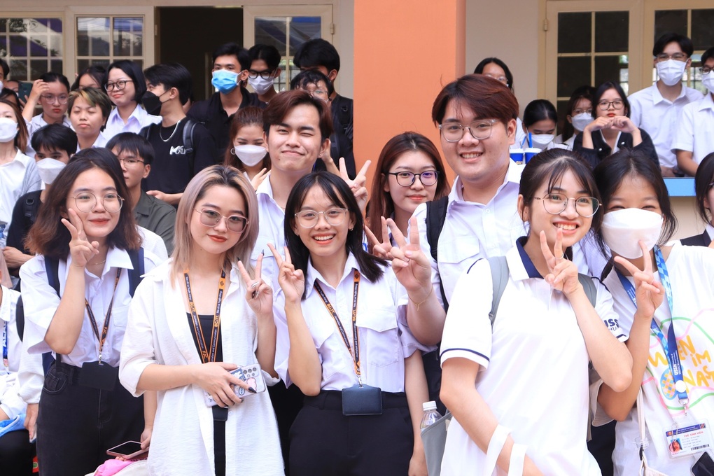 Nhiều sinh viên ở TPHCM mừng hụt vì tưởng được giảm học phí - 1 Nhiều sinh viên ở TPHCM mừng hụt vì tưởng được giảm học phí - 1