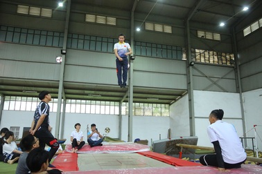 HLV Trương Minh Sang tập huấn thể lực cho HLV Trượt băng và Roller Việt Nam