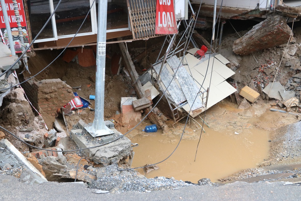 Thẫn thờ nhìn hố tử thần nuốt cả mấy ngôi nhà tầng - 5